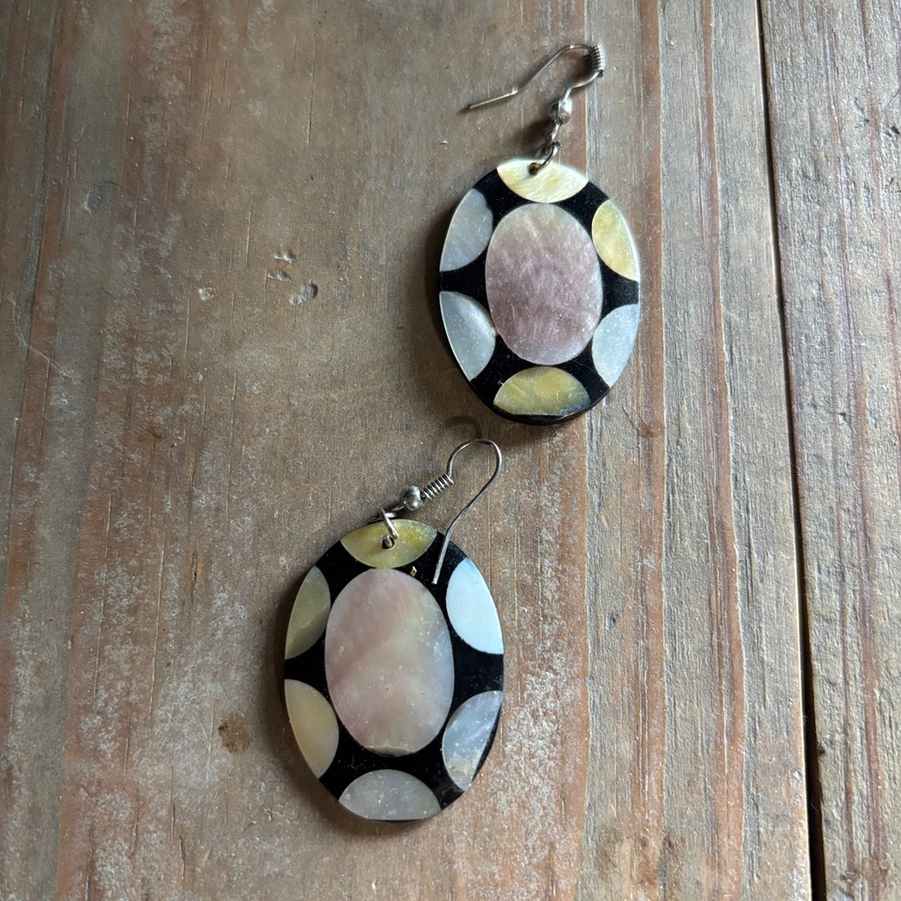 Elegant Black and Gold Oval Shell Earrings